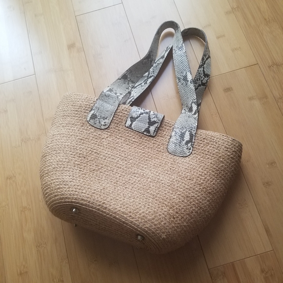 🌸 Guess Straw Snakeskin Cheetah Lining Print Bucket Shoulder Bag Handbag - Picture 8 of 8